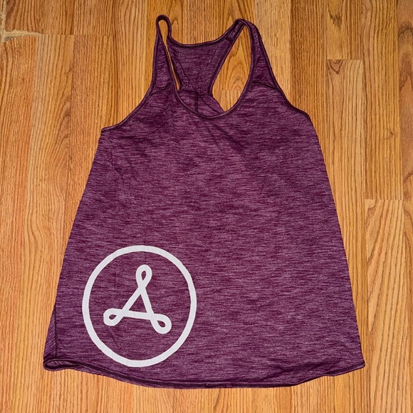 Bundle of 4 Lululemon tanks - Picture 6 of 10